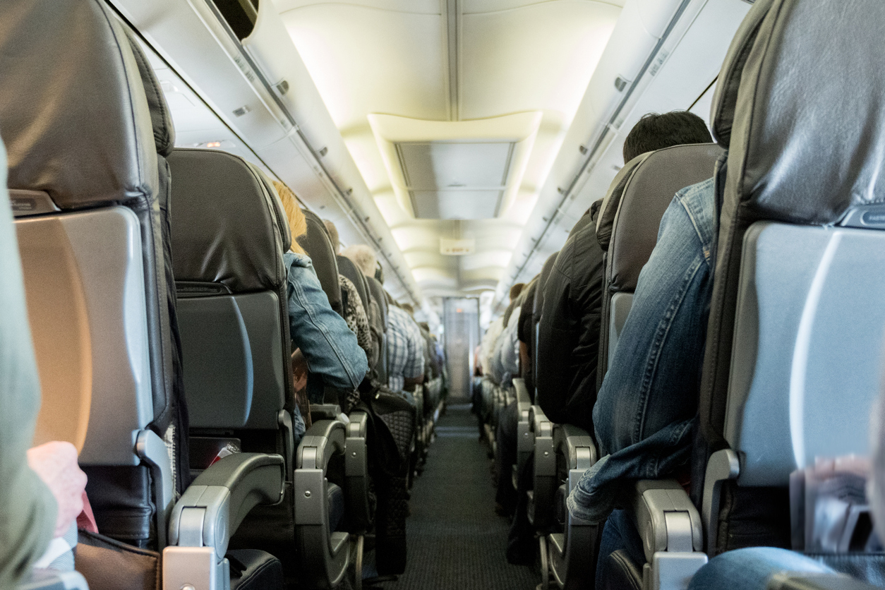 飛行機の座席は窓側と通路側のどちらを選びますか？