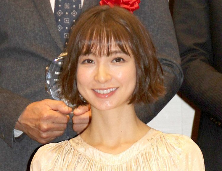 [SNSでの子どもの顔出しどう思う？]篠田麻里子、娘の顔出しショット公開