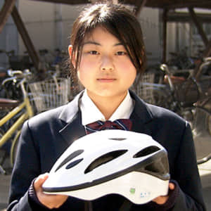 自転車に乗るときにヘルメットを付けていますか？