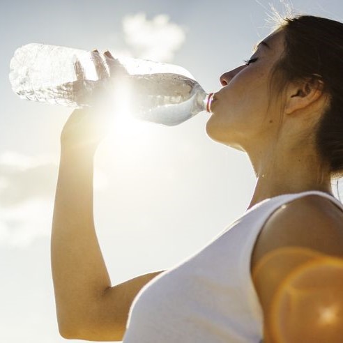 水を1日に何リットル飲んでいますか？