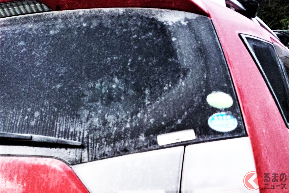 自動車の窓ガラスが凍っていたらどう対処しますか？