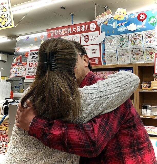 京都・滋賀の精肉店「やまむらや」、レジ前の”キス”で肉が