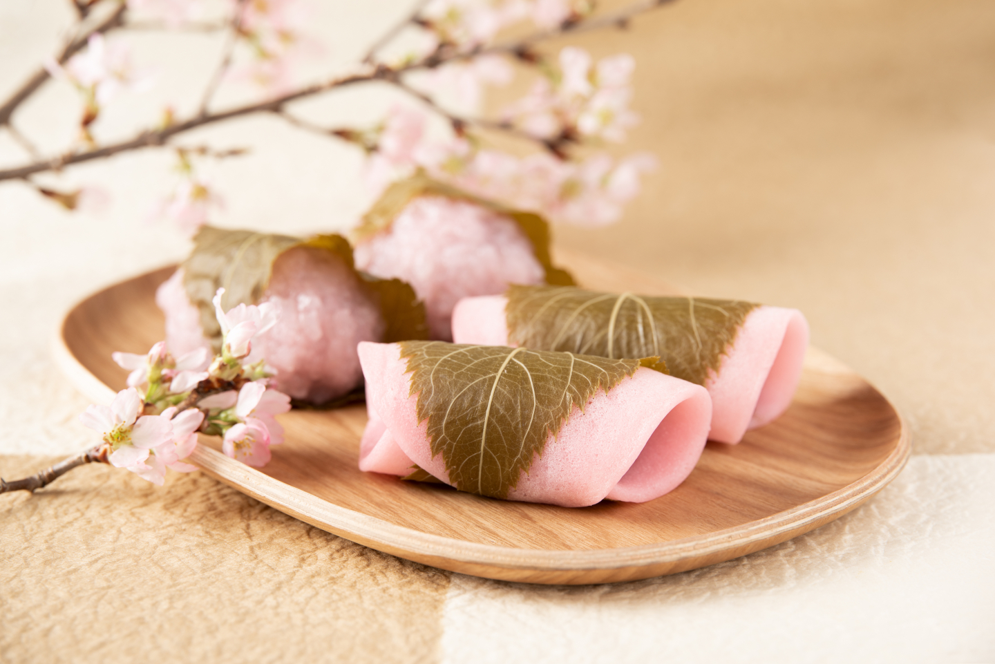 全国和菓子協会の見解は？「桜餅の皮」食べる派食べない派それぞれの意見 | kufura（クフラ）小学館公式