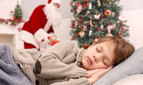 サンタクロースの存在を信じている子供へのクリスマスプレゼントはどこに置きますか？