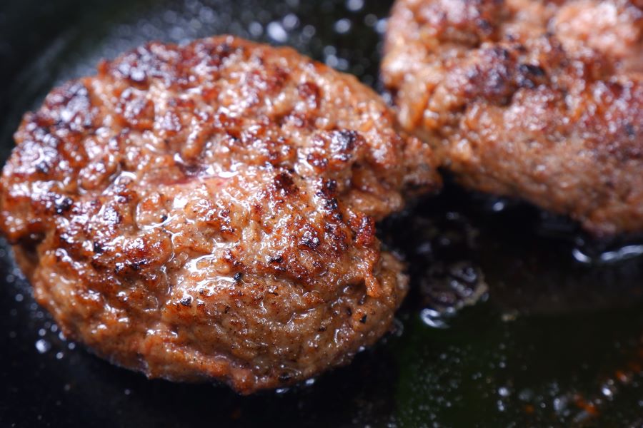 焼き目のついたハンバーグ→中は真っ赤「まだ焼けと！？」助言と同情集まる「ついこの間の自分と一緒だ…」