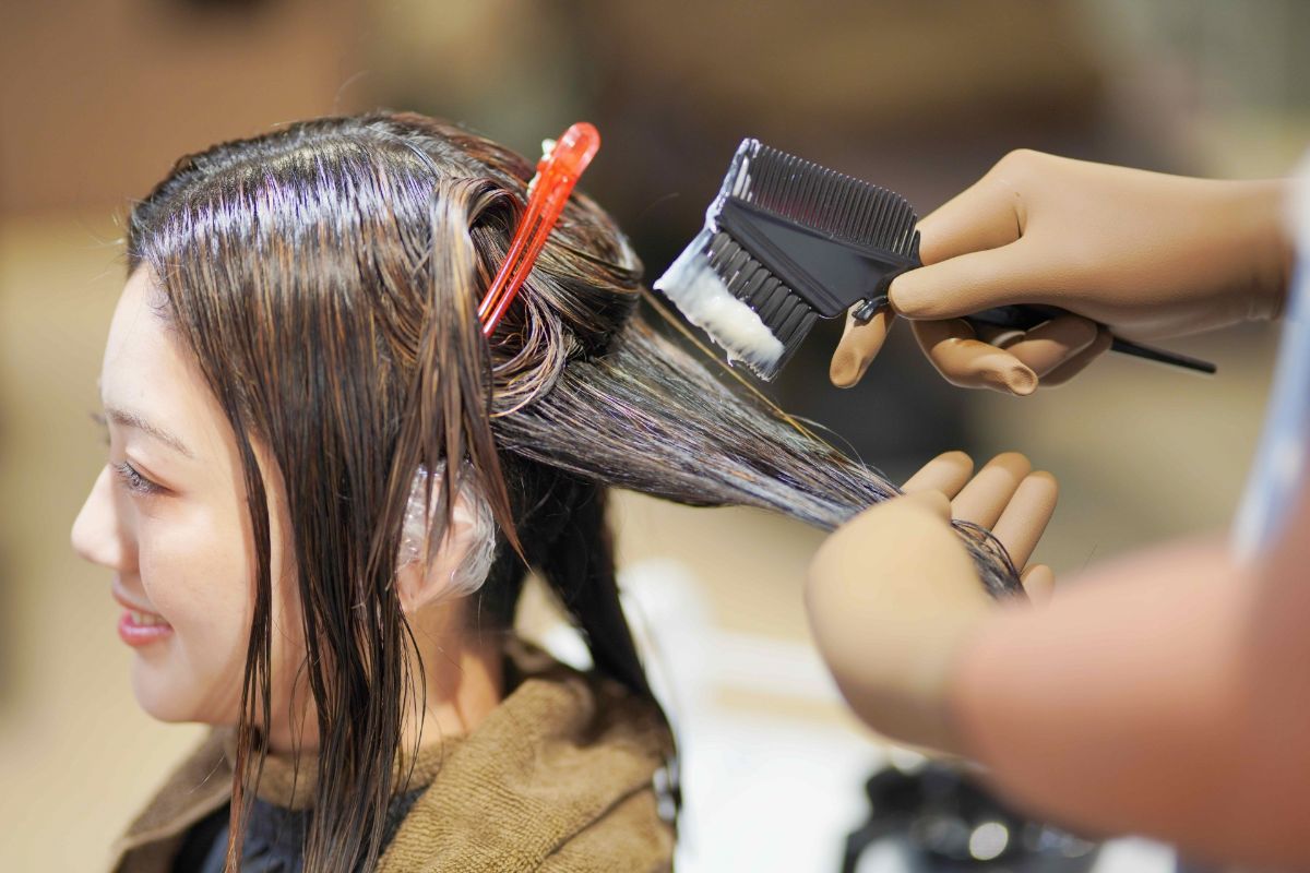 【迷いがち】ヘアカラーをした当日は「シャンプーしない方がいい」って本当なの？ 美容師に“真偽”を聞いてみた | オトナンサー