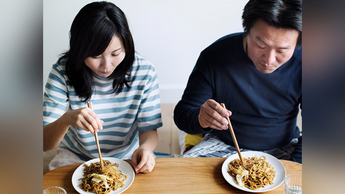 夕食に焼きそばは手抜き?ふて寝する夫に同情、専業主婦の妻に批判も
