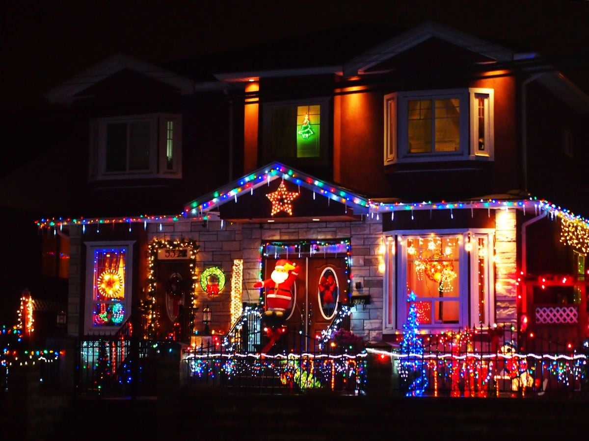 派手すぎる「自宅イルミネーション」で近隣住民が大迷惑！ 法的問題はないの？ 弁護士に聞いた | オトナンサー