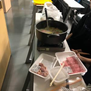 大学の授業中、鍋を作って食べる…他の学生に迷惑はかからないと思いますか？