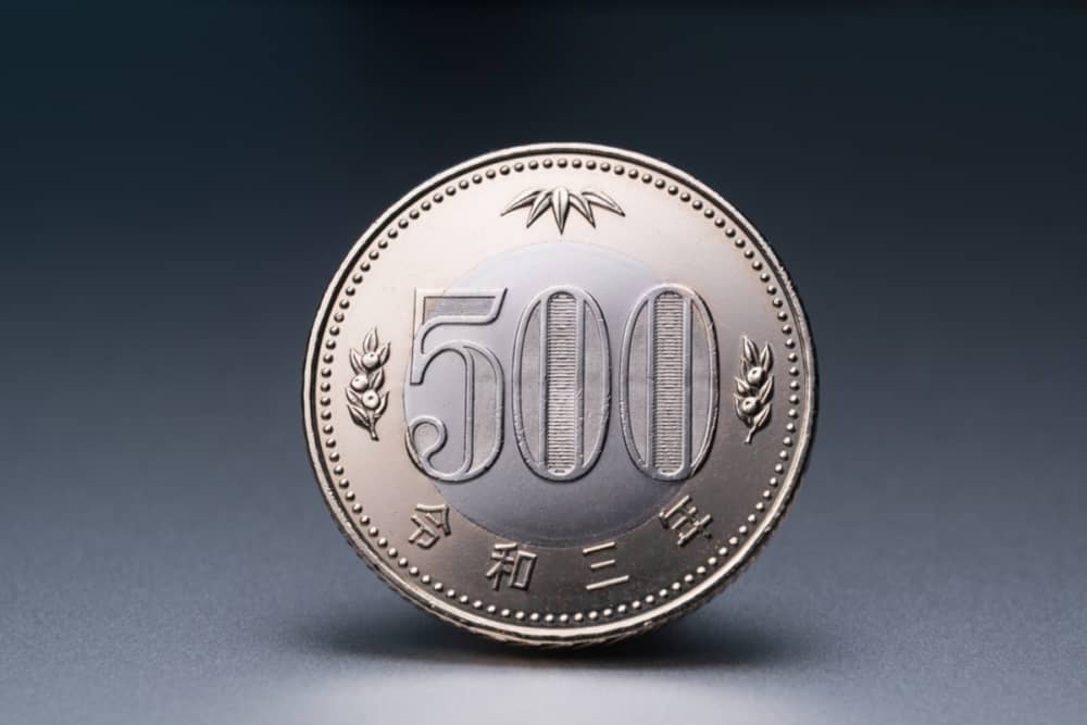 2021年から発行されている新500円玉。 そろそろ自販機にも対応してほしいです…。そもそも、なぜデザインが変わったのでしょうか？（ファイナンシャルフィールド） - Yahoo!ニュース