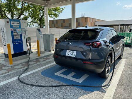 電気自動車(EV)の普及率が低調でテスラが大苦戦していますが、EVの普及が先です