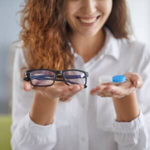 メガネとコンタクト、どちらが経済的でしょうか？