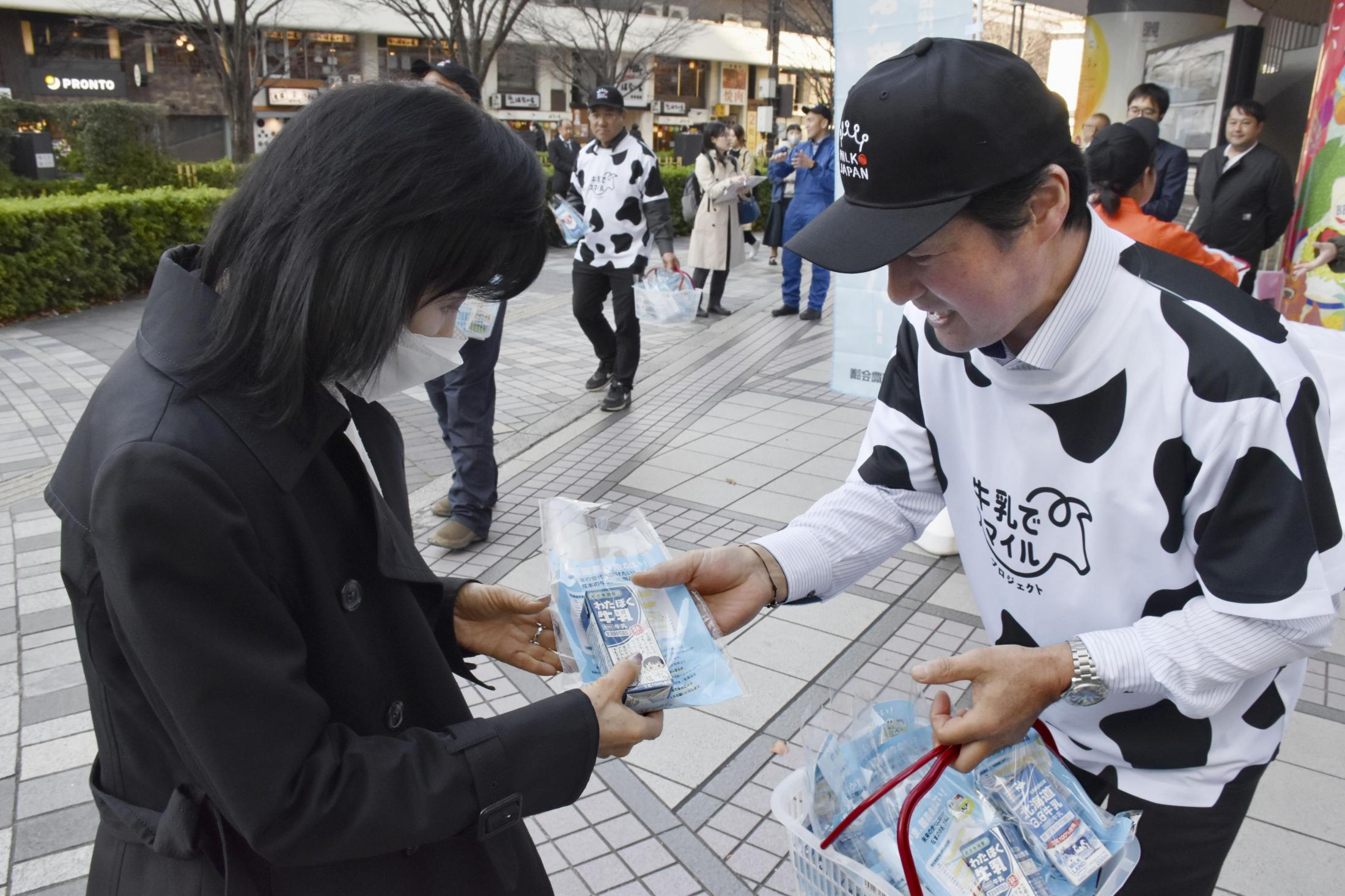 酪農家、15年間で半減以下に　飼料高騰で経営難、1万戸割れ（共同通信） - Yahoo!ニュース