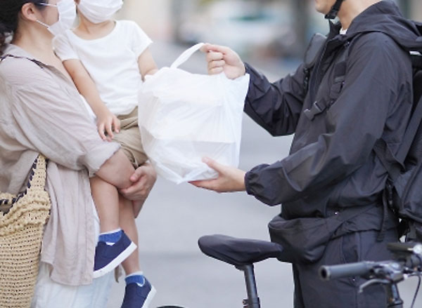 フードデリバリーは曲がり角…出前館が6年連続赤字、ファインダインはサービス終了の衝撃｜話題の焦点