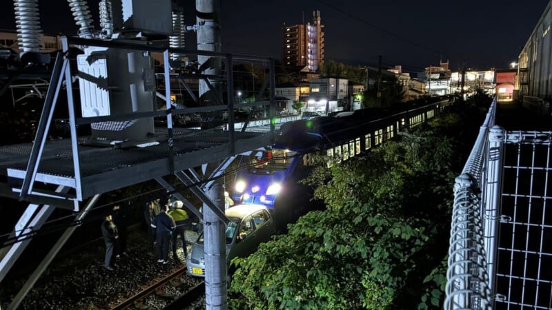 特急列車と衝突 車が誤って線路に