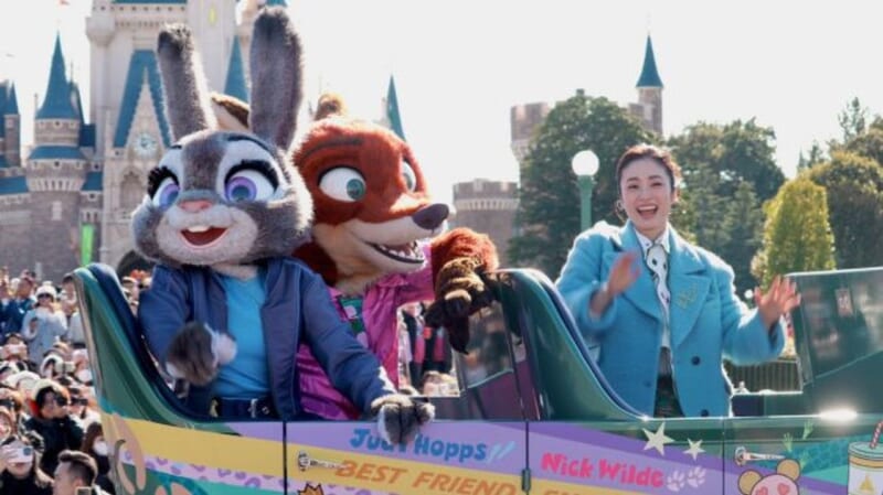 上戸彩がTDLにサプライズ登場