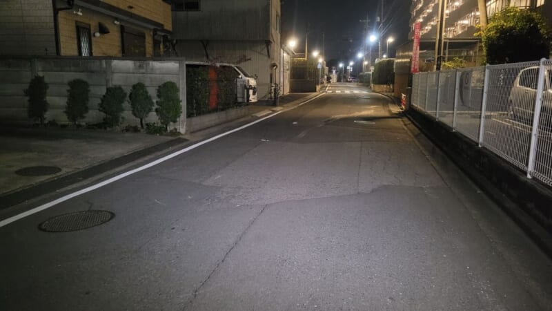 歩行中倒れた小6 車にひかれ死亡