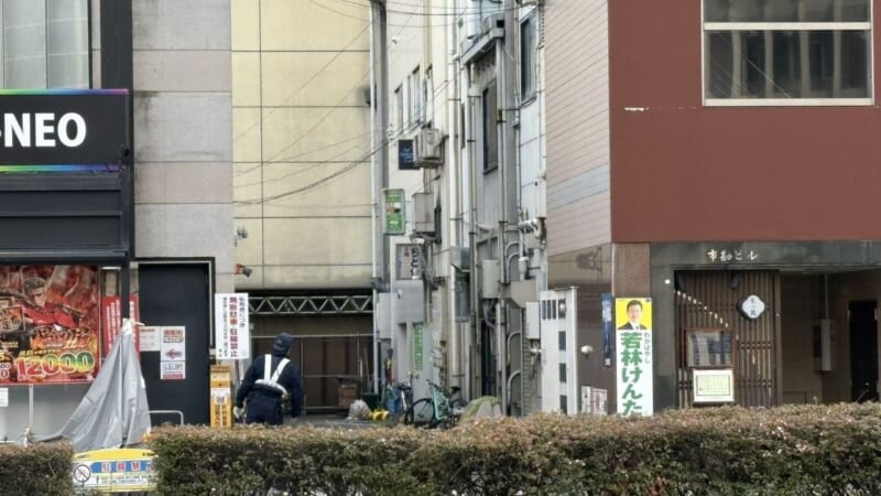 路地に遺体 ごみ収集車と衝突か