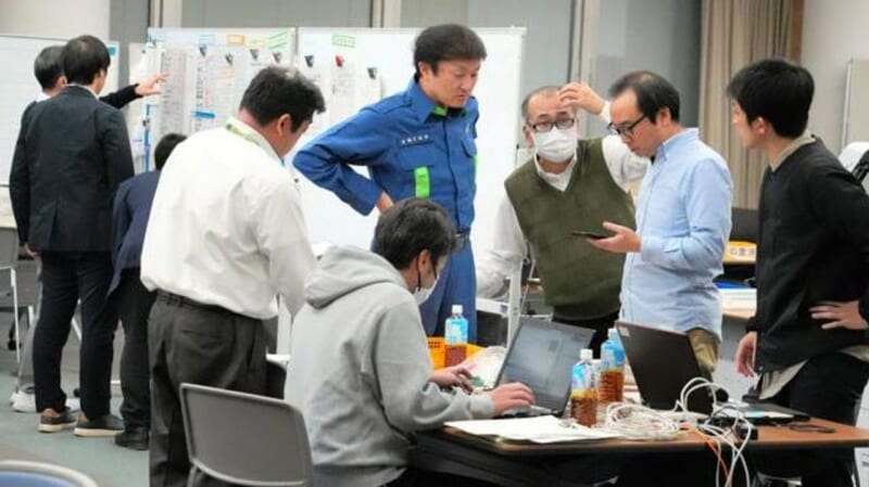 地震後 深夜のコンビニに客100人