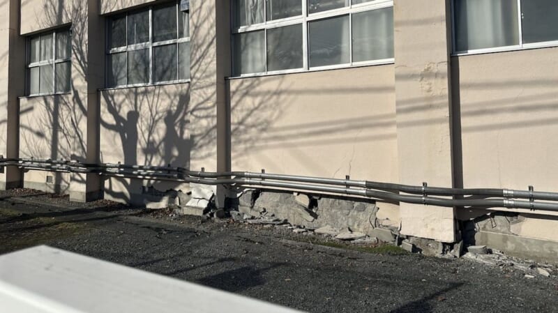 地震で校舎10cm沈んだか 八戸