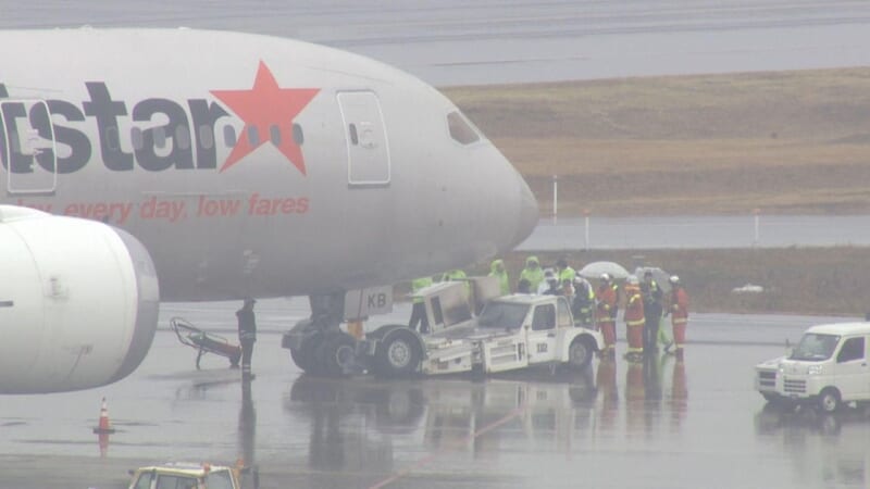 成田空港 飛行機のけん引車から煙