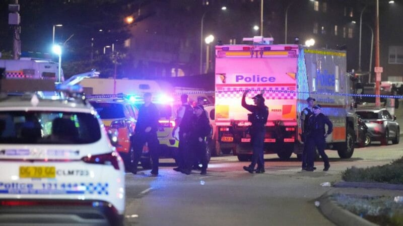 豪ビーチで銃撃 容疑者2人は親子