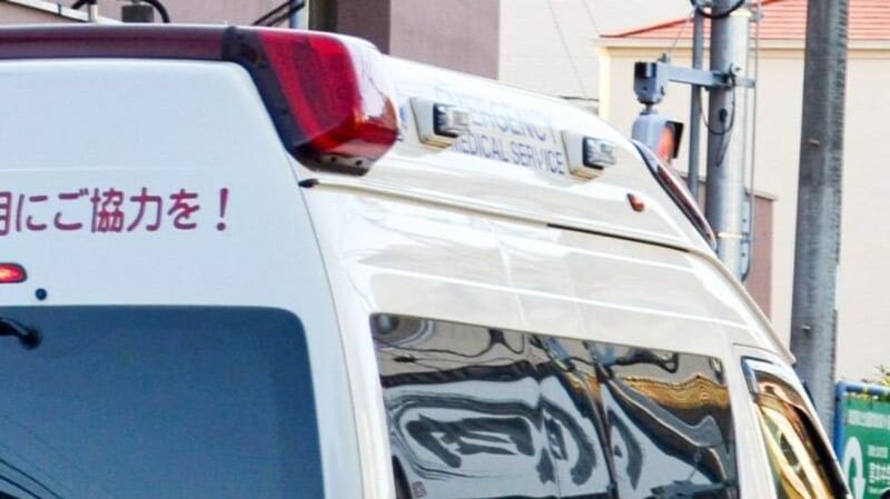 送迎の車が電柱衝突 90代2人死亡