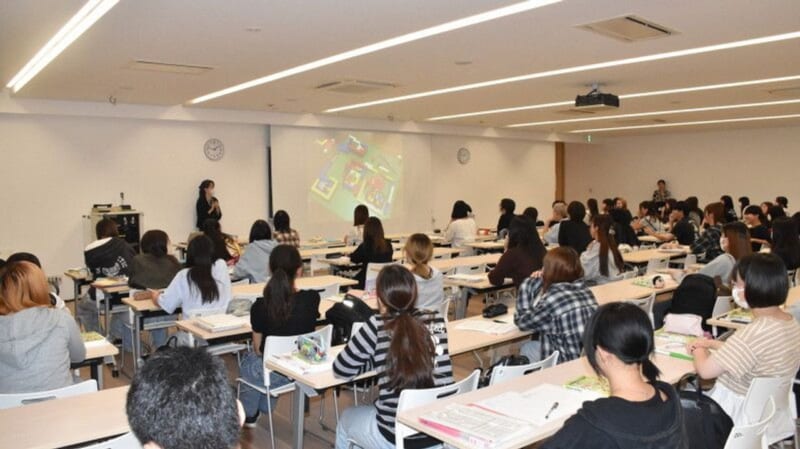 短大が30年で半減 保育士不足懸念