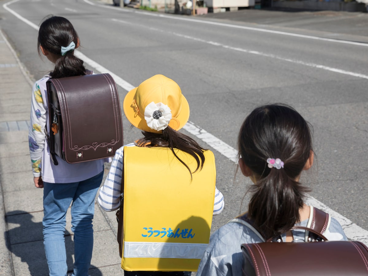 「集団登校」って意味ある？ 面倒で脱落者も相次ぐ小学生の登校、子どもや保護者はどう感じているのか