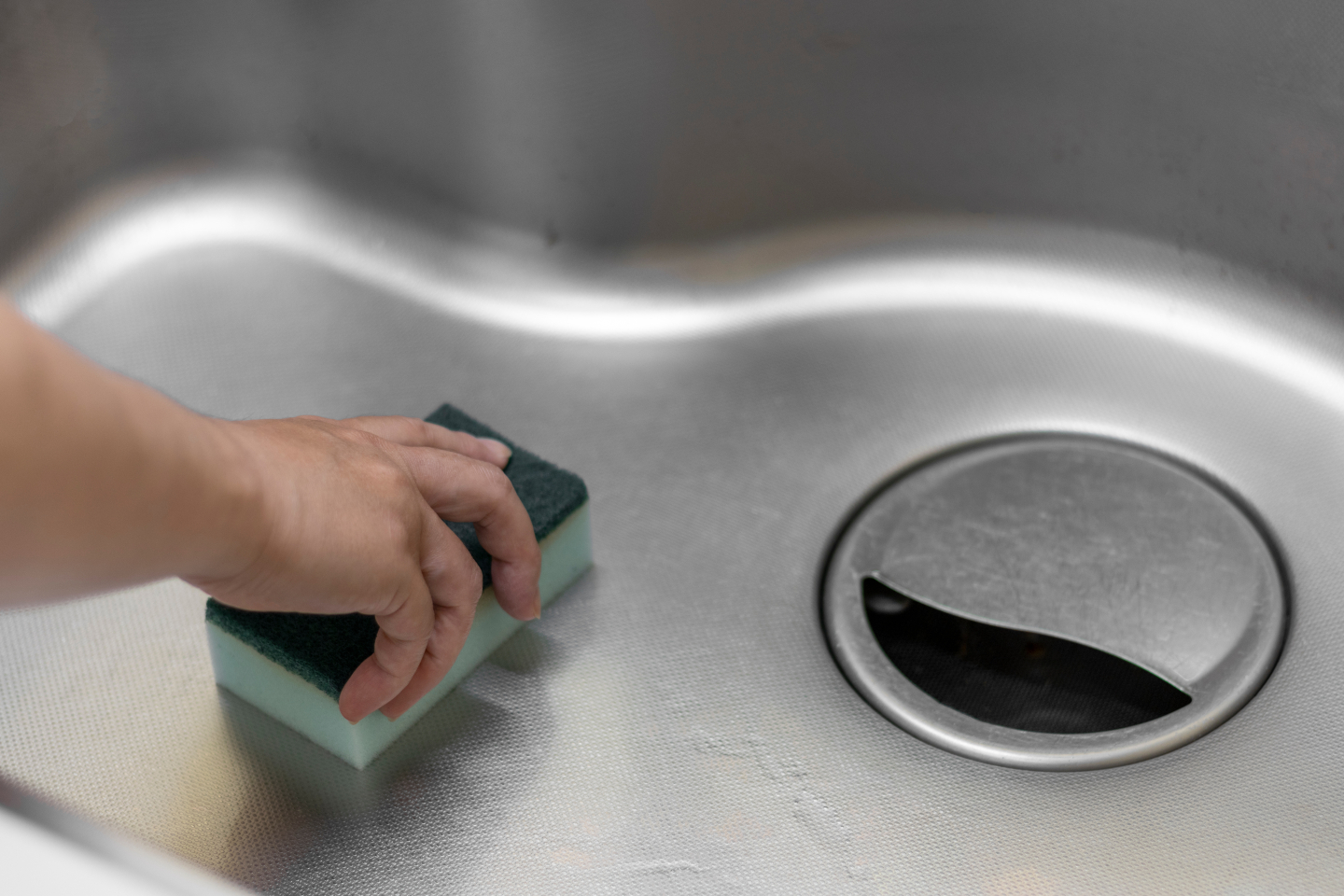 「キッチンシンク」拭くor拭かない、あなたはどっち!? 女性241名に聞いた拭き上げ掃除事情 | kufura（クフラ）小学館公式