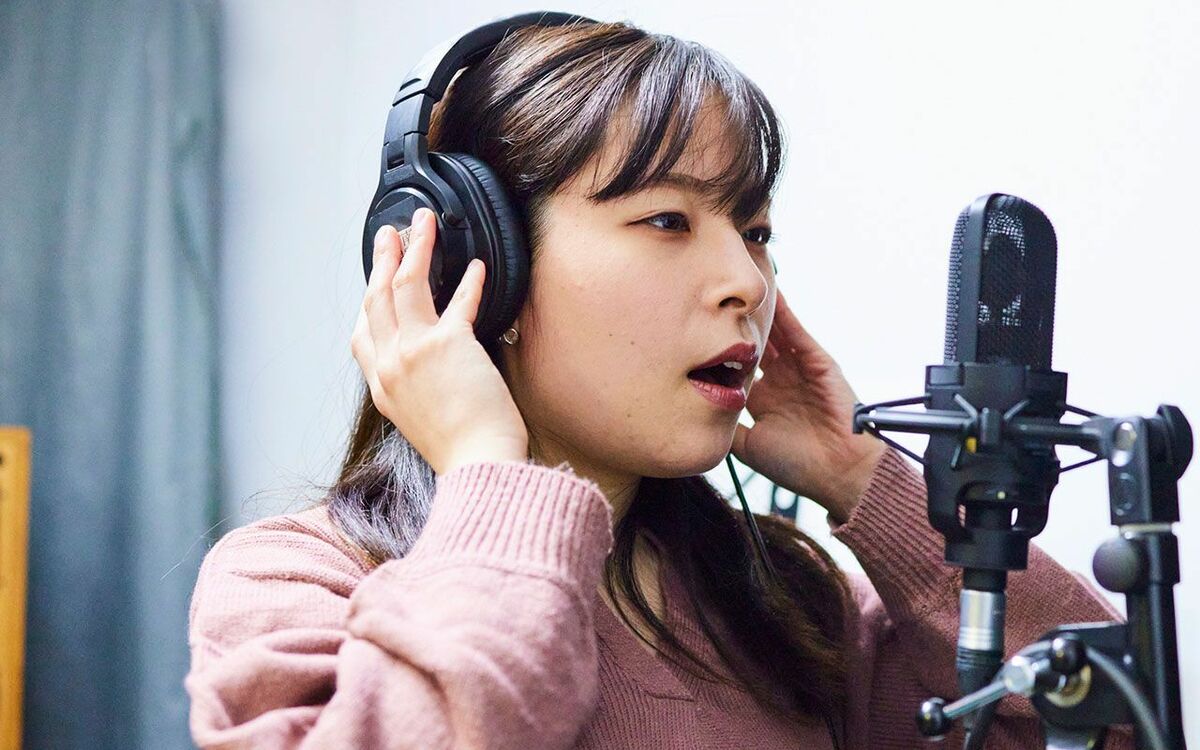 「ギャラ配分は声優が8割、事務所が2割」それでも新人声優が「食っていく」のが難しすぎるワケ | 文春オンライン