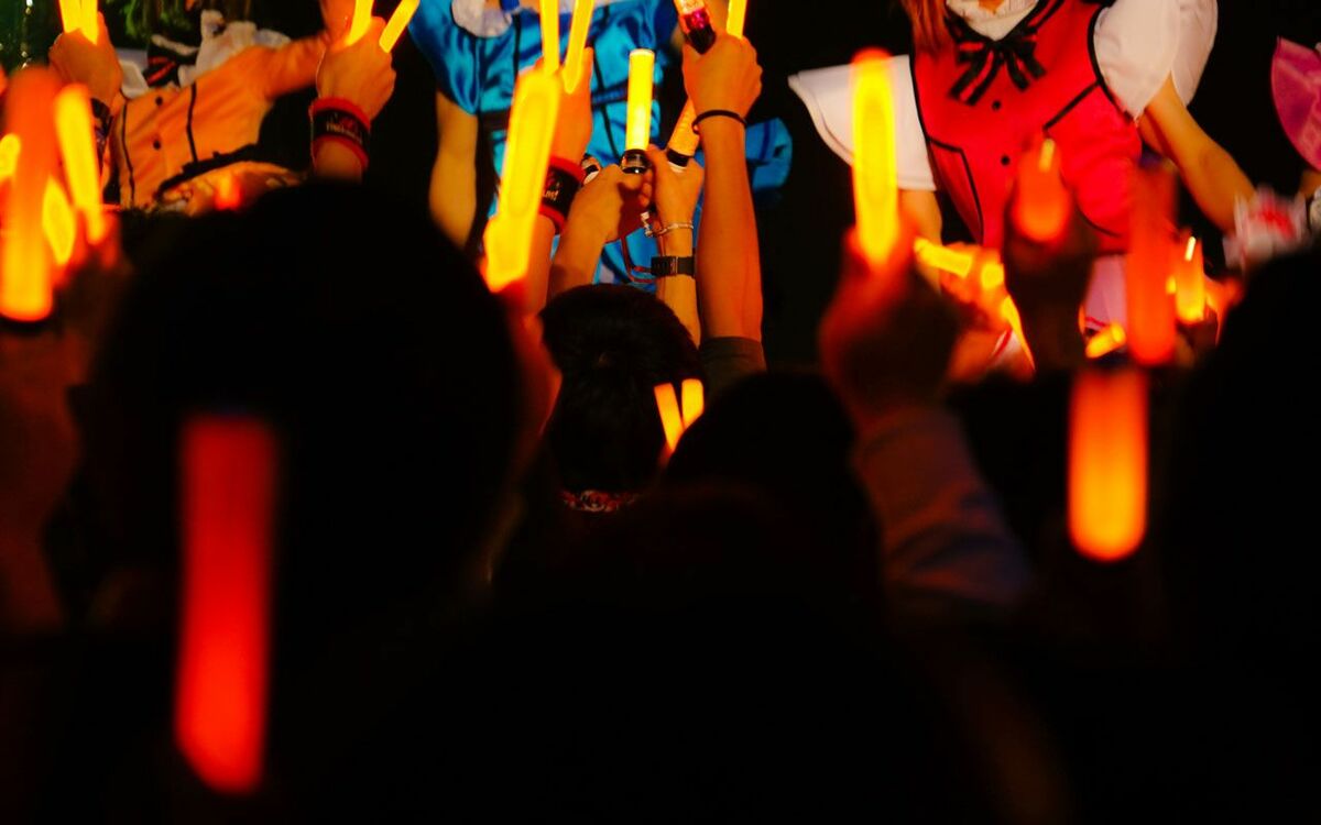 ジャニーズ解体、ホスト規制、AKB商法…推しビジネスの「終わりの始まり」 | 文春オンライン