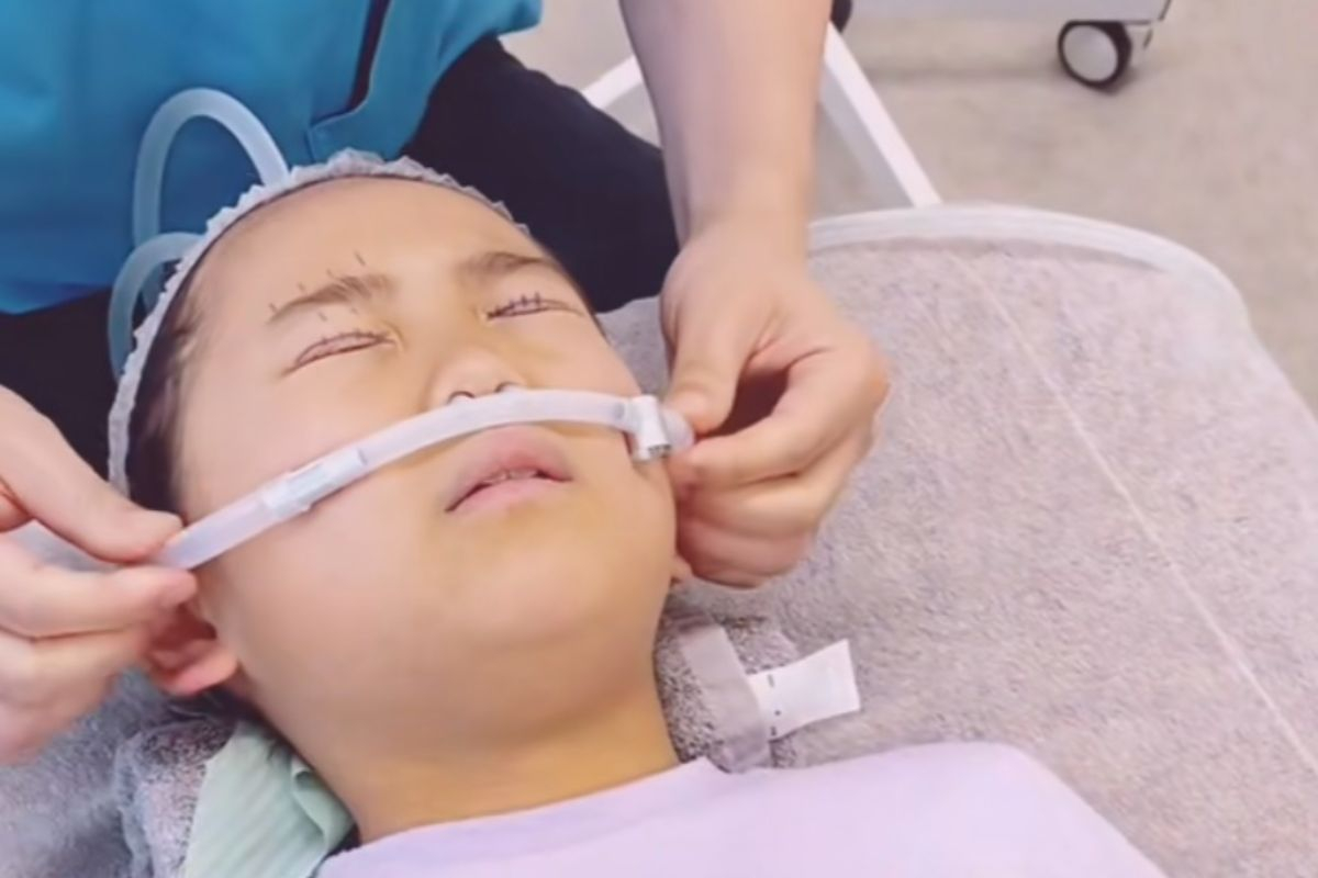 【小学生の二重整形動画が物議】「術前は1時間くらい暴れたり、過呼吸を起こしたり……」それでも小学生の娘に整形させた親の言い分