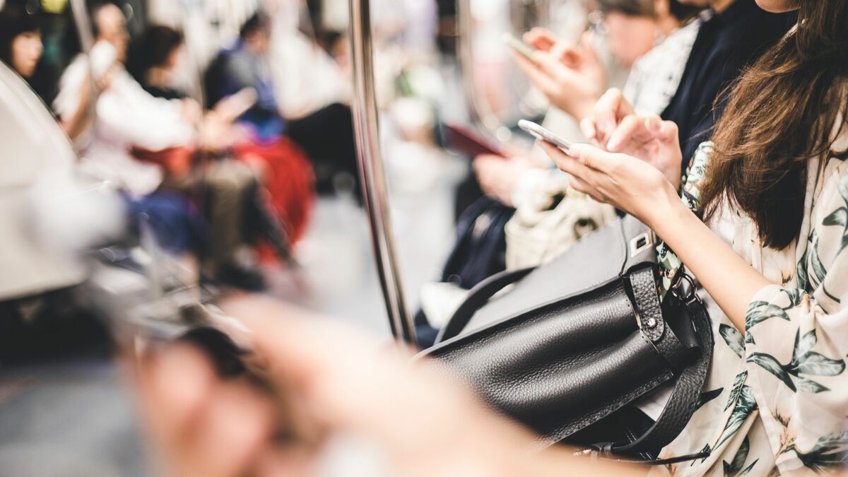 電車に乗る人が「みんなスマホを見ている」のはなぜか…現代人がSNS依存症になっている本当の理由 メッセージの通知だけで快楽物質がドバドバ出る