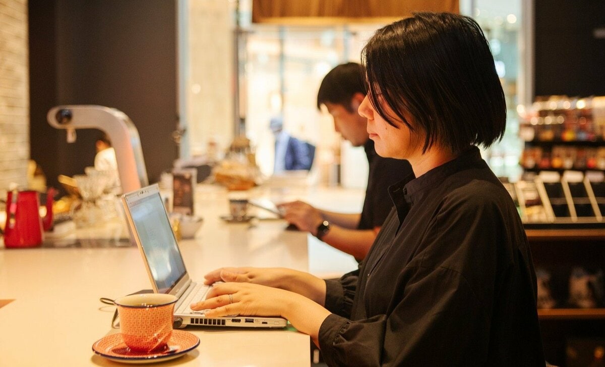 カフェで仕事はアリかナシか、店側の本音は？　迷ったら店の雰囲気や電源の有無で判断 | AERA DIGITAL（アエラデジタル）