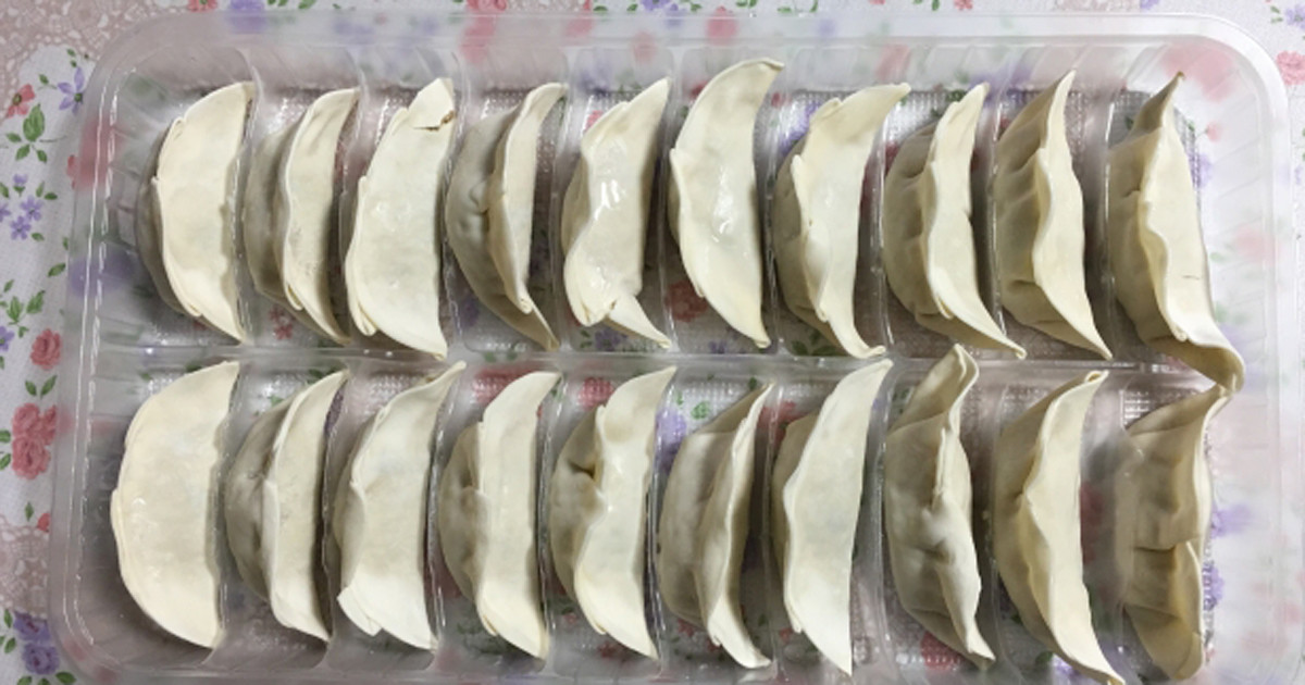 冷凍餃子を食卓に出した日の家族の会話がTwitterで注目集める - 「この人ポテサラじいさん予備軍」! 読者からは「作る楽しさも味あわせましょう」「料理作ってもらうべき」の声