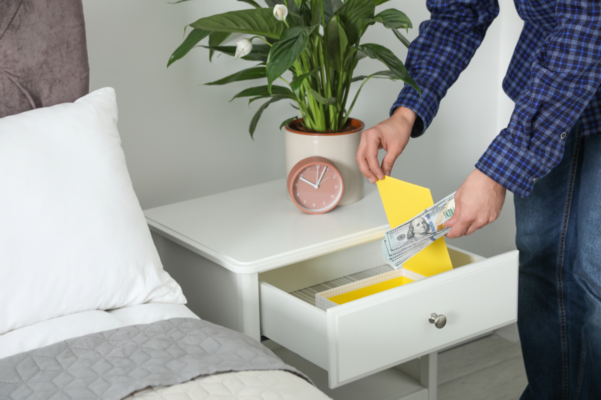 「タンス預金」が税務署にバレてしまうのはなぜ?税務調査の対象となる原因とは?|ファイナンシャルフィールド|貯金