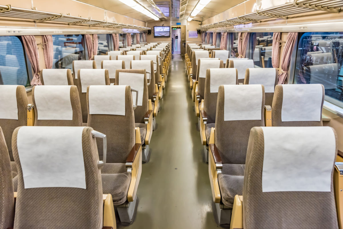 新幹線の「自由席」が満席なのに、2歳くらいの子どもが母親と並んで座っていた！「幼児」は料金を払っていないなら、母親の膝に座らせるべき？ 子どもの乗車料金と利用方法を解説|ファイナンシャルフィールド|﻿その他暮らし