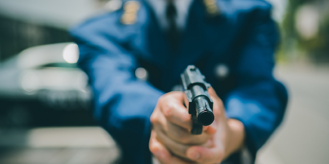 「撃ってみろ!」包丁2本持つ男への“発砲”は適切だった? 警察官が事件現場で拳銃を撃てる“条件”と“状況” | 弁護士JPニュース